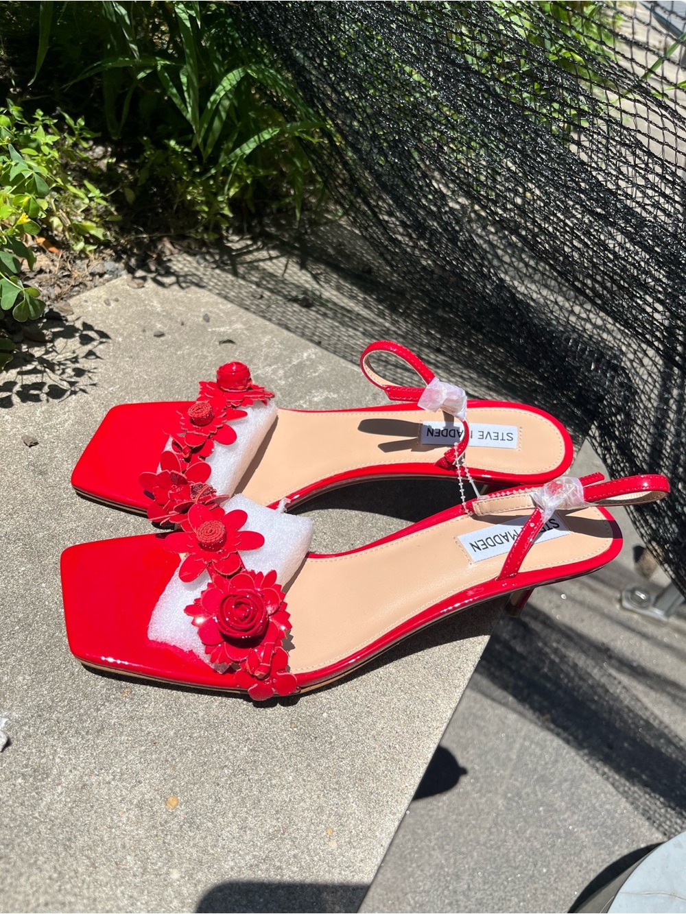 NWOT Steve Madden Rosalea Red Patent Flower Slingback Kitten Heel Sandals 9.5 - Picture 5 of 7